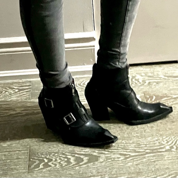 Fluevog Swordfish Edwardian Hamburger, lightly worn. Great shape. Retail $450 - Picture 6 of 8